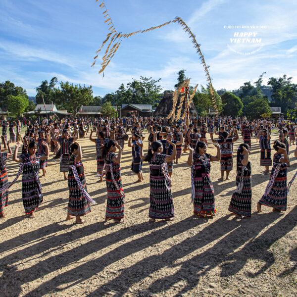 Ngày hội làng Cơ Tu