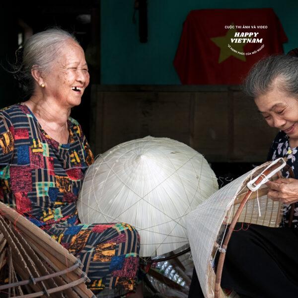 Nghề truyền thống khâu nón lá tại làng Chuông