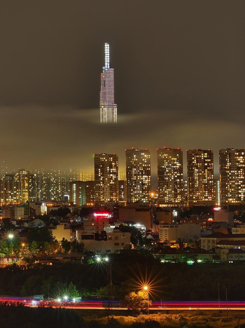 Giải Nhì: Tác phẩm “Skyscraper Shrouded in Clouds” - Tác giả Catalin Chitu. Ảnh: Catalin Chitu