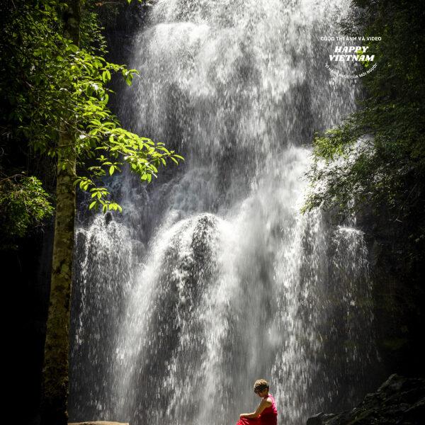 Rosa Schatten unter dem Kristallwasserfall