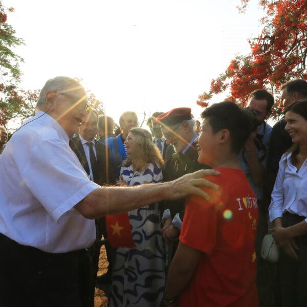 BÀI HÁT “BONJOUR VIETNAM” VANG LÊN GIỮA ĐỒI A1 - ĐIỆN BIÊN PHỦ